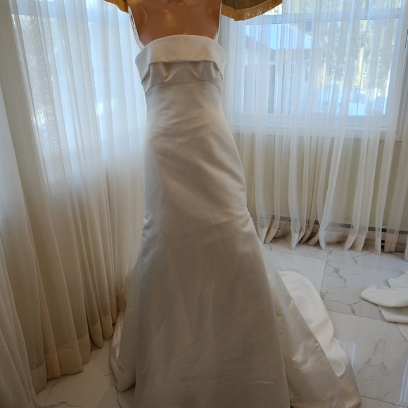 Wedding gown - Picture 2 of 5